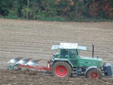 Traktor mit Pflug.jpg